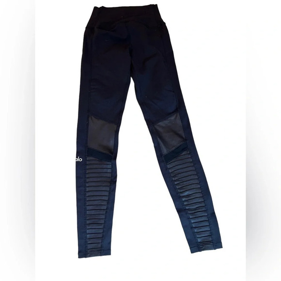 Alo leggings High Waisted Moto Legging
Black
Size xs
Waist 12”
Inseam 27” - Picture 6 of 10